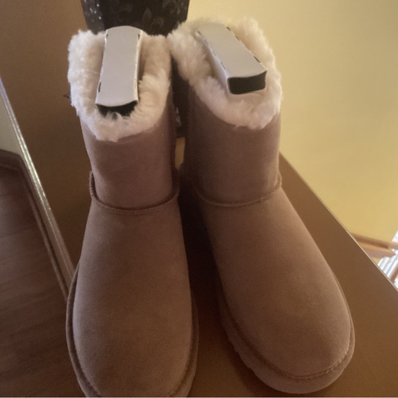UGG Women Tan Boots with Leopard Bow NWT Bottom - Picture 2 of 3